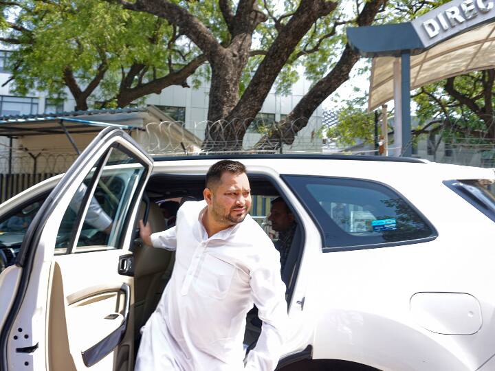 नौकरी के बदले जमीन लेने संबंधी घोटाले में लालू परिवार की मुश्किलें बढ़ सकती हैं. इस मामले में सीबीआई ने कार्रवाई करते हुए दूसरे आरोपपत्र में 14 अन्य लोगों का नाम जोड़ा है.