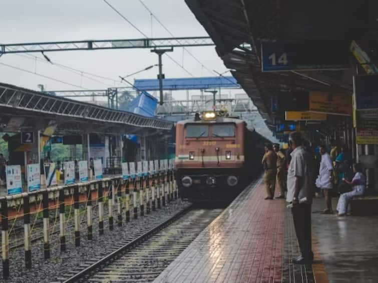Chennai Woman Falls From Train To Resist Phone Snatchers, Later Dies ట్రైన్‌లో ఉండగా ఫోన్‌ లాక్కున్న దుండగులు, పట్టుకోబోయి కింద పడిన యువతి మృతి