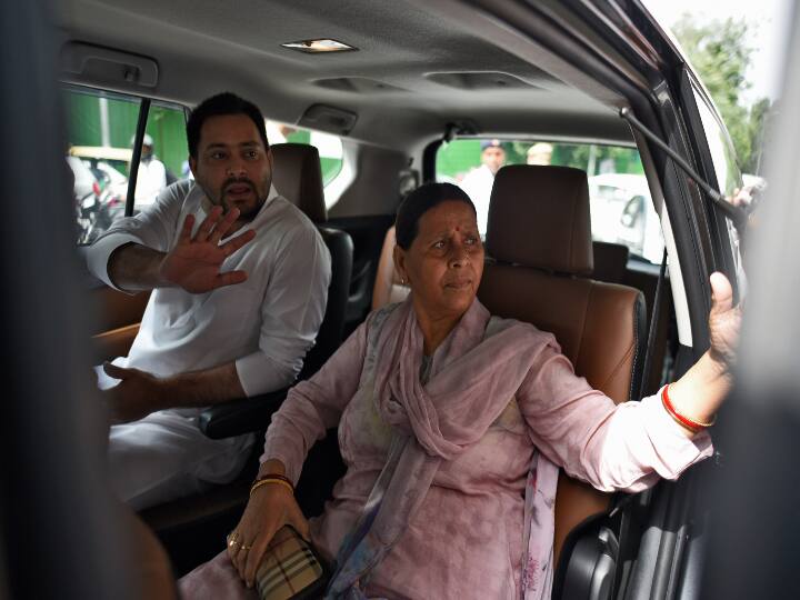 देश में सियासी माहौल गर्माया हुआ है. वहीं, बिहार में भी राजनीतिक उठापटक जारी है. इसको लेकर abp न्यूज़ के लिए सी वोटर ने त्वरित सर्वे किया है. बिहार में 2 हजार 575 लोगों से बात की गई है. सर्वे गुरुवार और शुक्रवार को किया गया है. सर्वे में मार्जिन ऑफ एरर प्लस माइनस 3 से प्लस माइनस 5 फीसदी है.