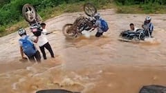 Floods in Manyam Agency : బైక్ ను భుజాన మోస్తూ అల్లూరి జిల్లాలో యువకుల రిస్క్ | ABP Desam