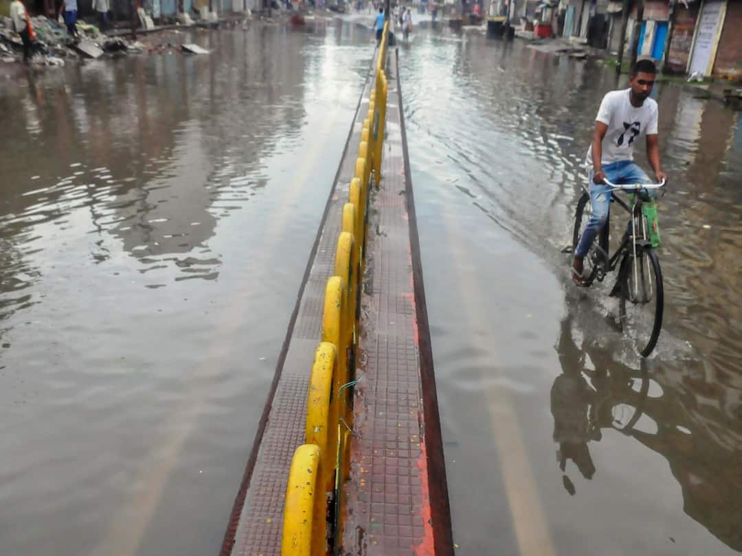 Gujarat Rain: રાજ્યમાં વરસાદથી કેટલા ગામોમાં ખોરવાયો વિજ પુરવઠો, કેટલા રસ્તા છે બંધ, જાણો Gujarat Rain Know how many villages in the state have lost power supply due to rain, how many roads are closed Gujarat Rain: રાજ્યમાં વરસાદથી કેટલા ગામોમાં ખોરવાયો વિજ પુરવઠો, કેટલા રસ્તા છે બંધ, જાણો