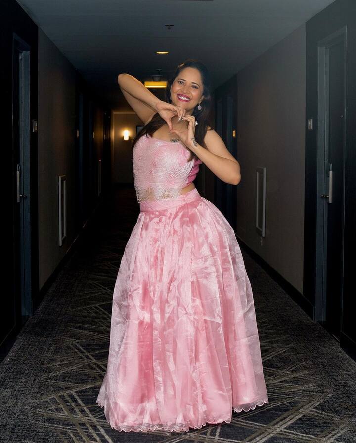 అనసూయ భరద్వాజ్ న్యూస్ రీడర్ గా కెరీర్ మొదలుపెట్టి ఇప్పుడు మంచి నటిగా మారింది.