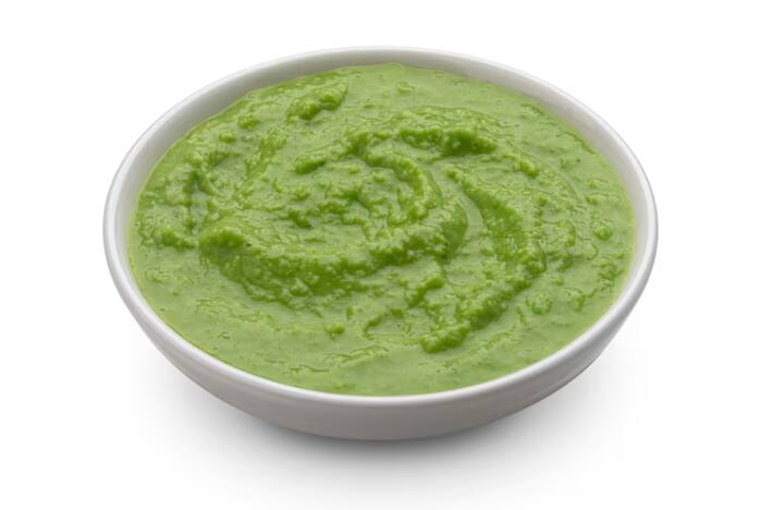 चटनी बनाने के लिए सबसे पहले धनिया पुदीना को अच्छे से साफ करके धो लें. इसे कुछ देर सूखने के लिए रख दें.जब ये सूख जाए तो इनकी पत्तियां तोड़कर रख लें. अब अदरक और हरी मिर्च को भी बारीक टुकड़ों में काट लें.