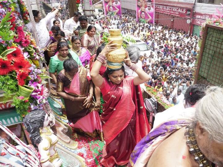 కవిత స్వయంగా బోనం ఎత్తుకుని ఆలయానికి వచ్చారు. ఆమె వెంట బీఆర్​ఎస్​ నేతలు కూడా ఉన్నారు.