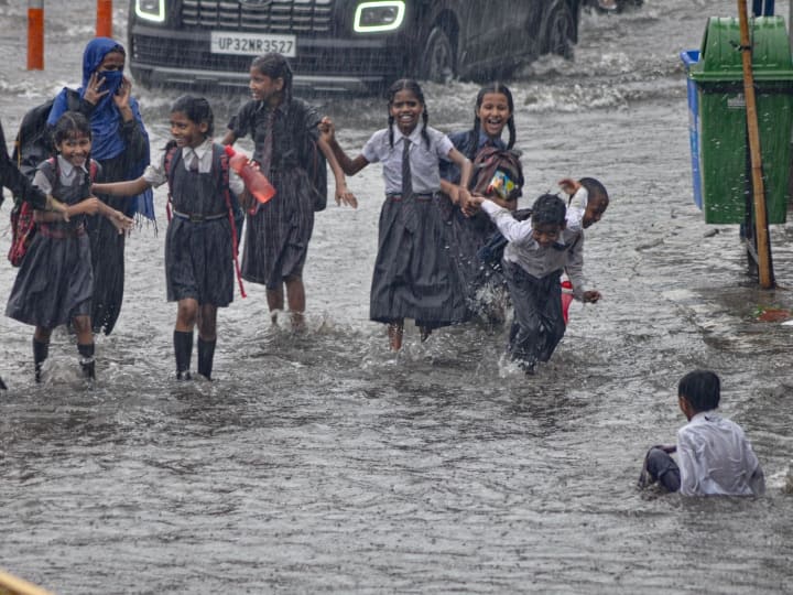maharashtra mumbai thane raigad palghar school closed today due to heavy rain marathi news update Maharashtra Rain: मुंबई, ठाण्यासह कोकणातील सर्व शाळांना उद्या सुट्टी जाहीर, 10 वी आणि 12 वी पुरवणी पेपरही पुढे ढकलले