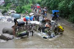 Monsoon: ਪਹਾੜਾਂ 'ਚ ਮਾਨਸੂਨ ਨੇ ਮਚਾਈ ਤਬਾਹੀ, ਪਾਣੀ-ਪਾਣੀ ਹੋਇਆ ਦੇਸ਼! ਤਸਵੀਰਾਂ 'ਚ ਦੇਖੋ ਮੀਂਹ ਕਾਰਨ ਹੋਈ ਤਬਾਹੀ