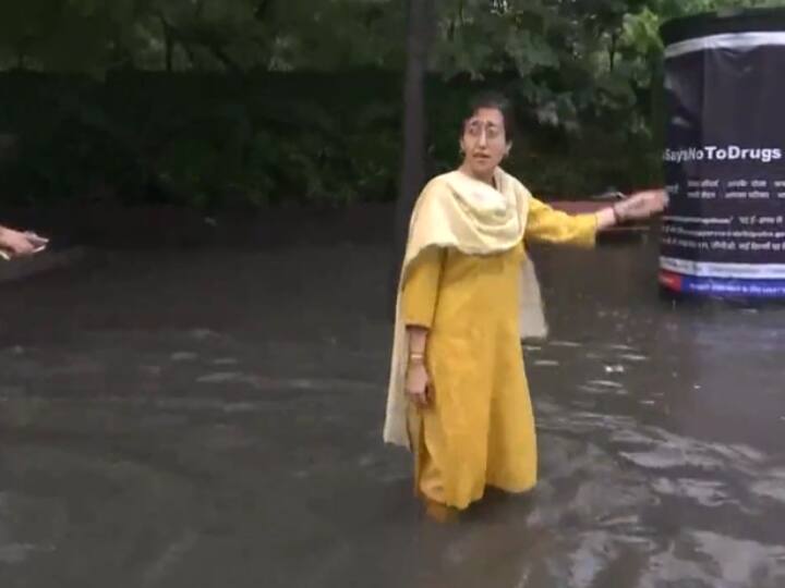 PWD Minister Atishi inspects waterlogged areas in ITO area Delhi Rains: घुटनों तक पानी में जलभराव का जायजा लेने पहुंचीं आतिशी, बारिश में बेहाल हुई व्यवस्था