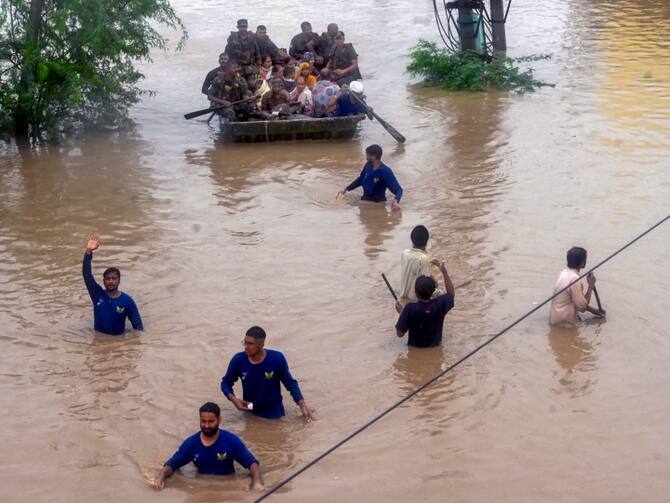 पंजाब में बारिश से भारी तबाही, नदियों के टूटे तटबंध, कई गांवों का संपर्क कटा-Heavy devastation due to rain in Punjab, broken embankments of rivers, contact with many villages cut off