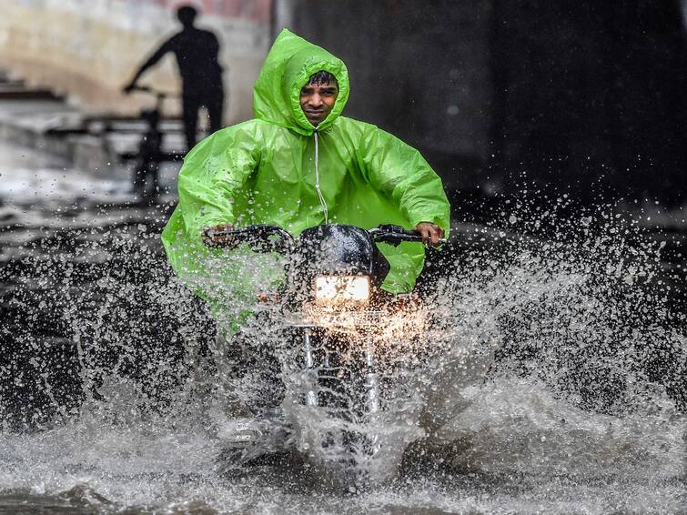 Maharashtra Rain News rain in some part of maharashtra monsoon Yellow alert for rain in Vidarbha today Maharashtra Rain : राज्यातील काही भागात पावसाची हजेरी, आज विदर्भात पावसाचा यलो अलर्ट