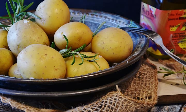 আলু খুব হালকা এবং খুব সহজে হজম হয়, ডায়রিয়ায় আক্রান্ত রোগীদের আলু খাওয়ানো যেতে পারে। তবে এতে প্রচুর পরিমাণে স্টার্চ রয়েছে তাই অতিরিক্ত খেলে ডায়রিয়ার সমস্যাও হতে পারে।