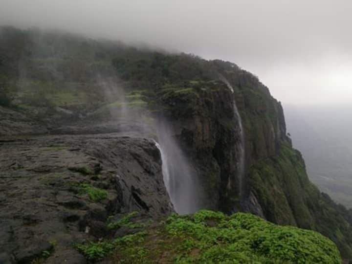 Naneghat is the reverse Waterfall in Maharashtra whose water goes from bottom to top एक ऐसा झरना, जिसका पानी नीचे से ऊपर को जाता है, भारत में ही होता है ये करिश्मा!