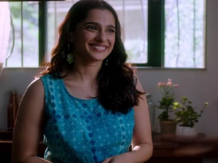 प्रिया बापटनं शुभंकरोती, अधुरी एक कहानी आणि दामिनी या मालिकांमध्ये देखील काम केले आहे. सिटी ऑफ ड्रिम्स या हिंदी वेब सीरिजमधील प्रियाच्या अभिनयाला प्रेक्षकांची पसंती मिळाली.