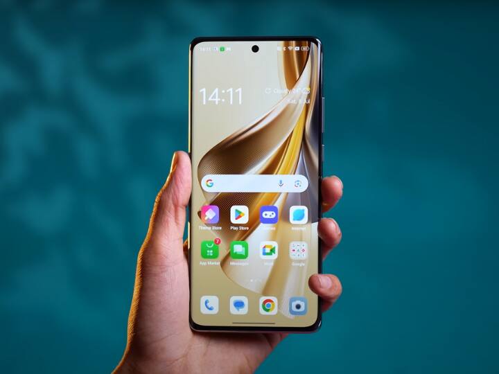 कैमरा: ओप्पो के फोन में आपको ट्रिपल कैमरा सेटअप मिलता है जिसमें 50MP IMX890 OIS कैमरा+ 64MP 3X optical Zoom और 8MP अल्ट्रावाइड कैमरा है. फ्रंट में सेल्फी और वीडियो कॉलिंग के 32MP का कैमरा कंपनी देती है. इधर वनप्लस एक फोन में 50MP का प्राइमरी कैमरा,48MP का अल्ट्रावाइड कैमरा और 32MP का पोट्रेट टेलीफ़ोटो लेंस मिलता है. फ्रंट में सेल्फी के लिए 16MP का कैमरा मिलता है.