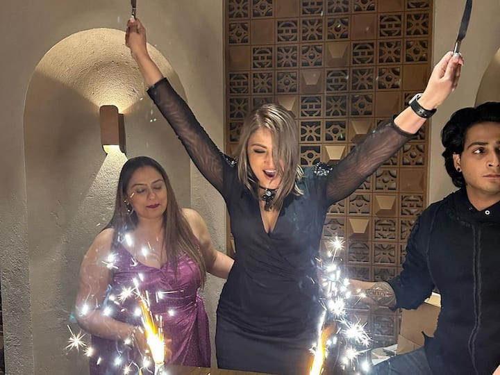 Urvashi Dholakia celebrated her 44th birthday with close friends and family. Take a look