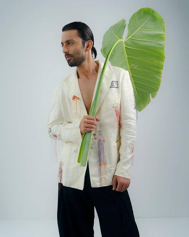 हिमांश अक्सर अपने इंस्टाग्राम पर कुछ अतरंगी सी तस्वीरें शेयर करते रहते हैं जिनकी वजह से वो सोशल मीडिया पर ट्रोल हो जाते हैं.