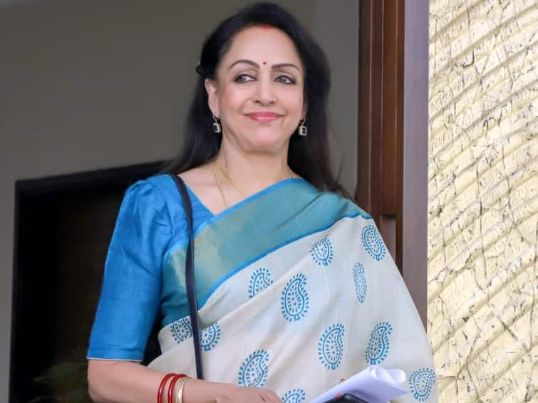 Hema Malini Reveals A Filmmaker's Demand To Remove Her Saree Pin During A Scene Hema Malini Reveals A Filmmaker's Embarrassing Demand To Remove Saree Pin During A Scene