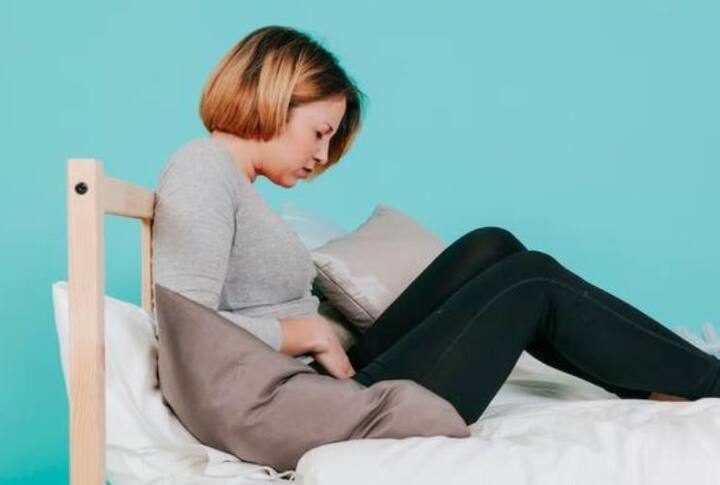 ਪੁਰਾਣੀਆਂ ਗੱਲਾਂ ਨੂੰ ਭੁੱਲਣ ਲਈ ਹਮੇਸ਼ਾ ਆਪਣੇ ਆਪ ਨੂੰ ਵਿਅਸਤ ਰੱਖਣਾ ਜ਼ਰੂਰੀ ਹੈ। ਖਾਲੀ ਬੈਠਣਾ ਬਿਲਕੁਲ ਬੰਦ ਕਰੋ। ਆਪਣੇ ਆਪ ਨੂੰ ਕਿਸੇ ਪ੍ਰੋਡਕਟਿਵ ਕੰਮ ਵਿੱਚ ਵਿਅਸਤ ਰੱਖੋ।