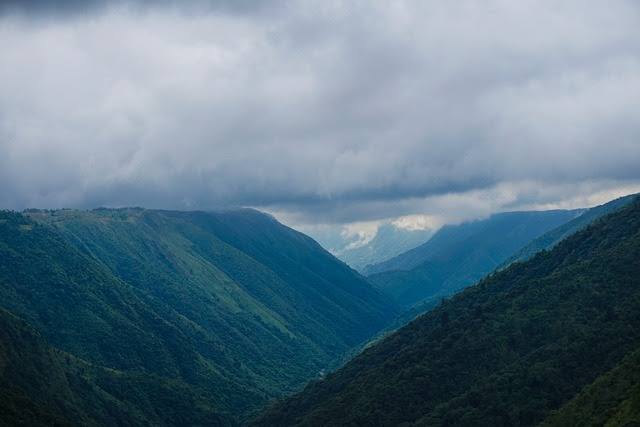शिलांग, मेघालय : बारिश में भीगी पहाड़ियां और पार्टनर या फ्रेंड्स का साथ शिलांग (Shillong) की खूबसूरती में चार-चांद लगा देता है. यहां सड़कों पर पार्टनर के साथ चलना काफी आकर्षक होता है. यहां आसपास का व्यू इतना शानदार है कि आपको मन यहीं बस जाने को कहता है.