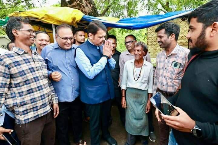 रविवरी त्यांनी आपला ताफा अचानक सहकारनगरमधील जुन्या नेहमीच्या चहा दुकानाकडे वळवला