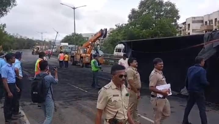 मिळालेल्या माहितीनुसार, सकाळी साडेदहाच्या सुमारास कोळसा वाहून नेणारा कंटेनर साताऱ्यावरून मुंबईच्या दिशेने जात होता.