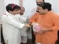 जब तक सिंधिया ने ये वादा नहीं कर दिया तब तक नेता बरसाते रहे फूल, जानें क्या है पूरा मामला?