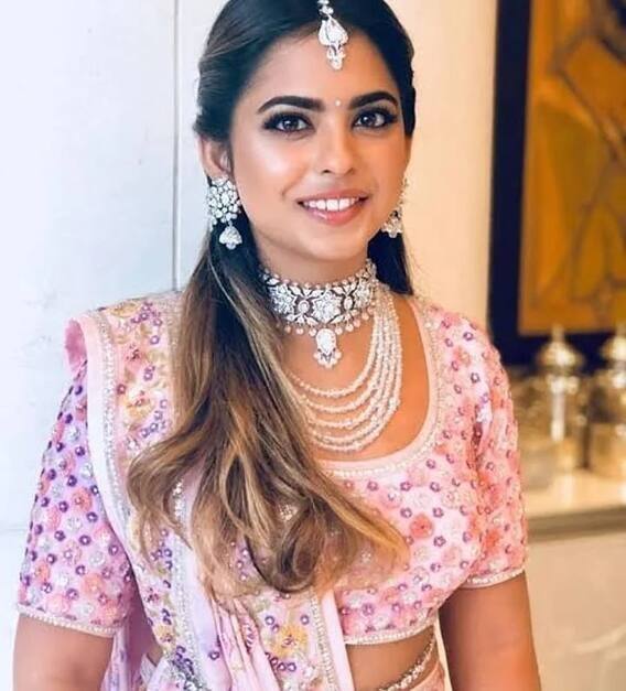 পিটিআই জানিয়েছে, এখন রিলায়েন্স ইন্ডাস্ট্রিজের আর্থিক পরিষেবা ইউনিটের পরিচয় জিও ফিনান্সিয়াল সার্ভিসেস লিমিটেড অর্থাৎ জেএফএসএল হবে। রিলায়েন্স ইন্ডাস্ট্রিজ ডিমারজারের জন্য ১ জুলাই রেকর্ড ডেট নির্ধারণ করা হয়েছে।