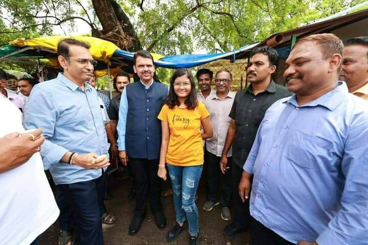 अचानक राज्याचे उपमुख्यमंत्री टपरीवर चहा पिण्यासाठी थांबल्याचं पाहून या टपरीभोवती नागपूरकरांनी गर्दी केली.