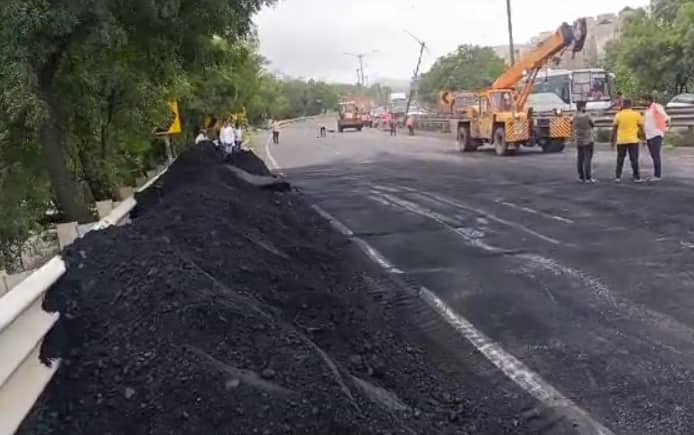 मुंबई-बंगळूरू महामार्गावर पुण्यातील नऱ्हे परिसरात असलेल्या नवले पुलावरील अपघाताची मालिका काही केल्या थांबायचे नाव घेत नाही. नवले पुलाजवळील भूमकर पुलावर दगडी कोळसा वाहून नेणारा कंटेनर पलटी झाला आहे.