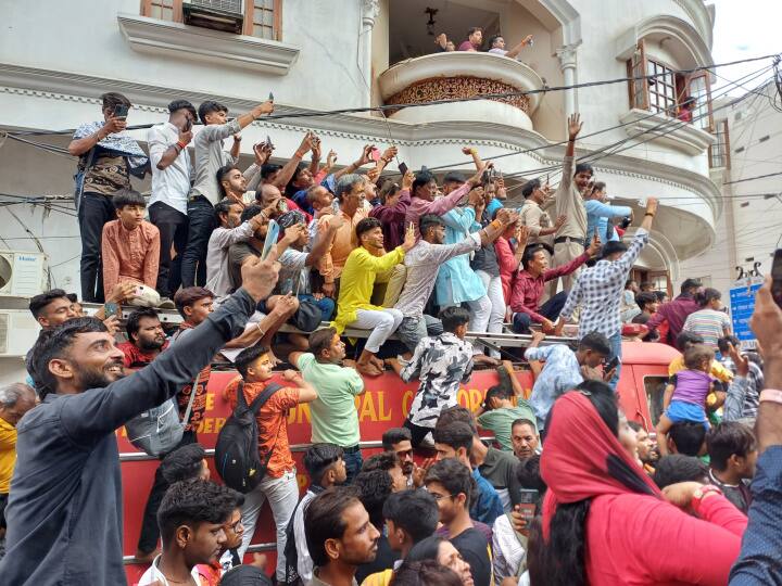 Mahakal Sawari Crowd 2023 Sawan More than 5 lakh devotees thronged the Mahakal ride in mp ann MP News: महाकाल की सवारी में 5 लाख से ज्यादा श्रद्धालुओं की भीड़, एक झलक पाने के लिए दमकल पर चढ़े शिवभक्त