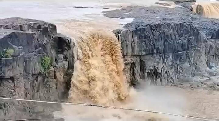 तर नांदेड जिल्ह्यातील सहस्त्रकुंड धबधबा देखील कोसळताना पाहायला मिळत आहे.