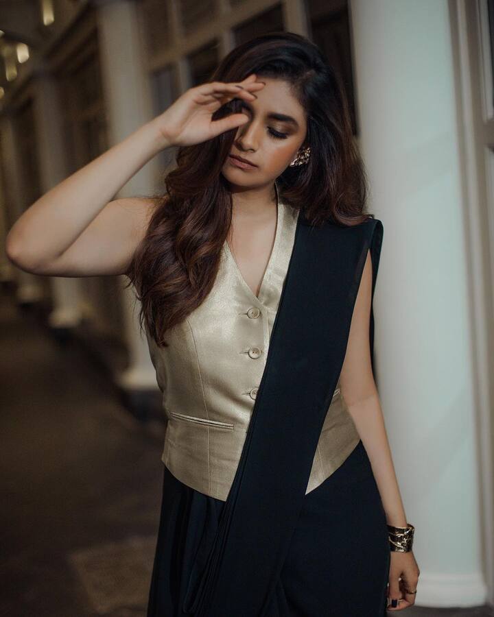 Keerthy Suresh stunned fans with pictures in a black saree