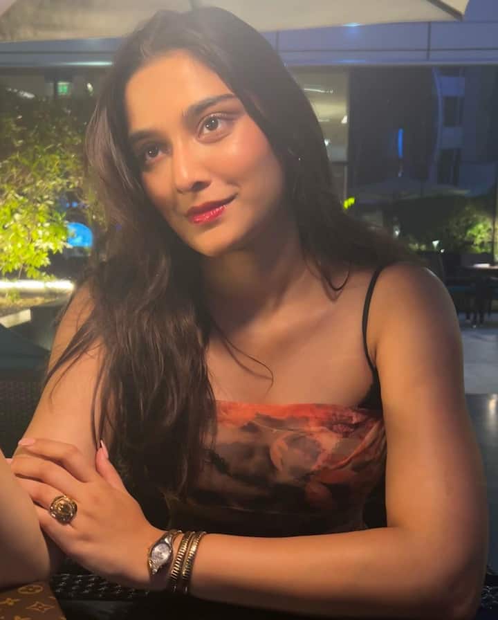 सई मांजरेकर अभिनयासोबतच मॉडेलिंग क्षेत्रातही सक्रिय आहे. अभिनेत्री म्युझिक अल्बममध्ये देखील झळकली आहे.