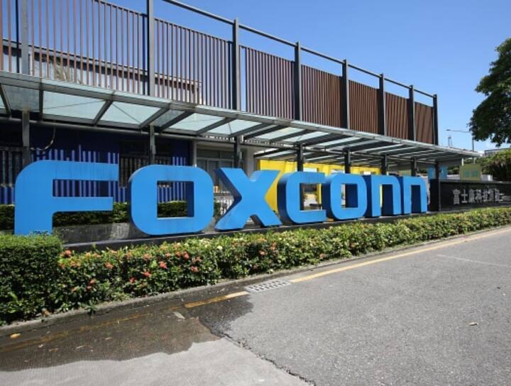 Foxconn ends semiconductor manufacturing plant deal with Vedanta, Ashwini Vaishnaw reaction, 10 highlights Foxconn-Vedanta Deal: फॉक्सकॉन ने वेदांता के साथ सेमीकंडक्टर डील की खत्म, सरकार बोली- नहीं पड़ेगा फर्क, कांग्रेस का तंज | बड़ी बातें