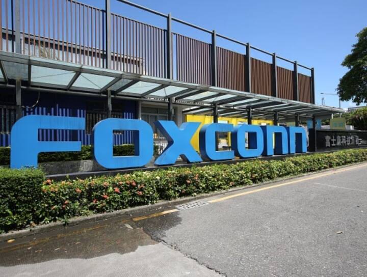 Foxconn is planning to apply for India Chipmaking incentives under its semiconductor manufacturing policy Foxconn: भारत में चिप मैन्यूफैक्चरिंग के लिए अलग से अप्लाई कर सकती है फॉक्सकॉन, वेदांता के साथ तोड़ चुकी है जॉइंट वेंचर