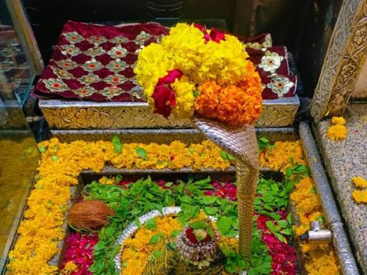 बारह ज्योर्तिलिंग में से एक स्वयंभु भगवान ओंकारेश्वर ज्योर्तिलिंग में सावन महिने के पहले सोमवार को बाबा ओंकारेश्वर के दर्शन के लिए श्रद्धालुओ के पहुंचने का सिलसिला जारी है.