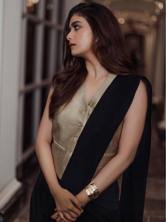 இந்தோ - வெஸ்டர்ன் உடையில் மாஸ் காட்டும் கீர்த்தி சுரேஷ்