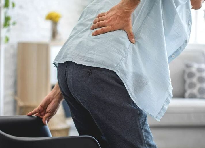 Lower Back Pain: લોઅર બેક પેઇનને મામૂલી સમજી ન કરો અવગણના..... હોઈ શકે છે આ ગંભીર રોગોનો સંકેત