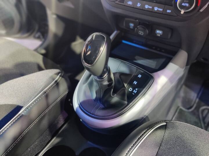 फीचर्स की बात की जाए तो एक्सटर (Hyundai Exter) में वॉयस कमांड द्वारा संचालित सिंगल पेन सनरूफ और एक डैशकैम है, जो इस कैटेगरी में किसी दूसरी एसयूवी में नहीं है. साथ में कनेक्टेड कार टेक्नोलॉजी, ओटीए अपडेट, 6 एयरबैग, ऑटोमैटिक क्लाइमेट कंट्रोल, एप्पल कारप्ले, एंड्रॉयड ऑटो, वॉयस कमांड, फुटवेल लाइटिंग भी मौजूद है.