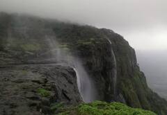 ਇੱਕ ਅਜਿਹਾ ਝਰਨਾ, ਜਿਸ ਦਾ ਪਾਣੀ ਹੇਠਾਂ ਤੋਂ ਉੱਪਰ ਵੱਲ ਜਾਂਦਾ, ਸਿਰਫ਼ ਭਾਰਤ 'ਚ ਹੀ ਹੁੰਦਾ ਇਹ ਚਮਤਕਾਰ!