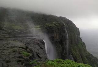 ਇੱਕ ਅਜਿਹਾ ਝਰਨਾ, ਜਿਸ ਦਾ ਪਾਣੀ ਹੇਠਾਂ ਤੋਂ ਉੱਪਰ ਵੱਲ ਜਾਂਦਾ, ਸਿਰਫ਼ ਭਾਰਤ 'ਚ ਹੀ ਹੁੰਦਾ ਇਹ ਚਮਤਕਾਰ!