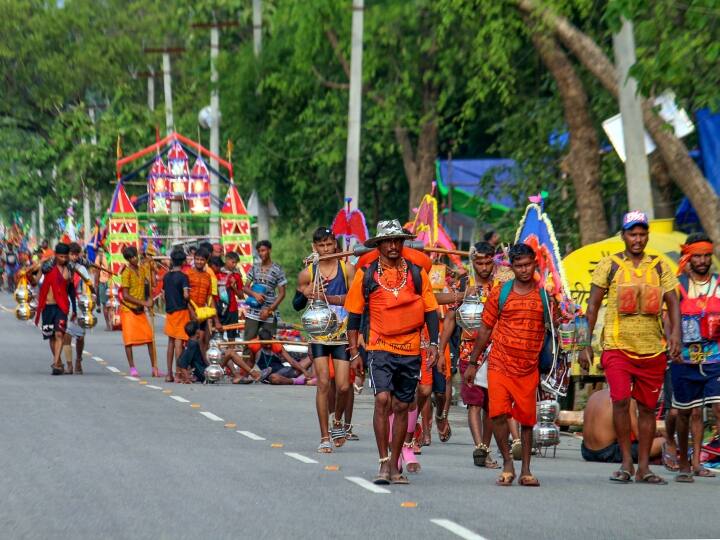 Kanwar Yatra 2023 2 Police Men Suspended for Eating Fruits Kanwar Camp at Saharanpur Kanwar Yatra 2023: कांवड़ियों के शिविर में ड्यूटी पर तैनात पुलिसकर्मी फल खाते दिखे, विभाग ने लिया ये एक्शन