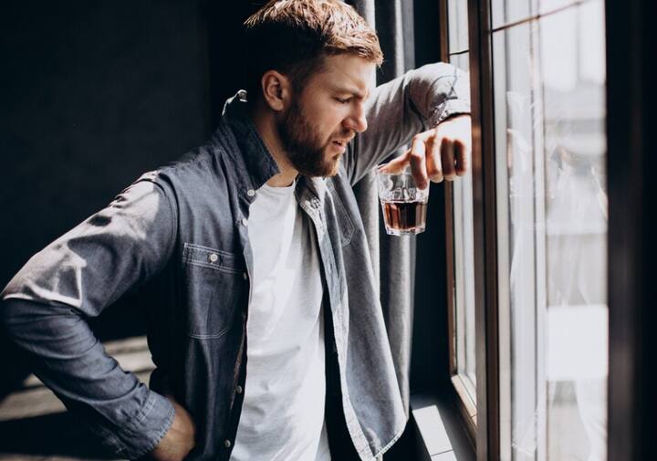 आज जो आपके पास है उस पर फोकस कीजिए.अपने आसपास देखिए कि आपके इस सिचुएशन में आपके साथ कौन खड़ा है और कौन आपका सहयोग कर रहा है. इन लोगों के साथ वक्त बिताइए. ऐसा करने से बुरी यादें वक्त के साथ फीकी पड़ जाएगी.