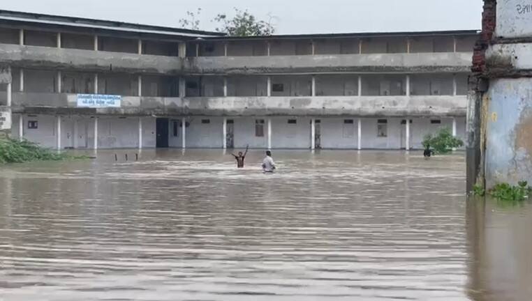 Sabarkantha:  ઈડર, તલોદમાં જળબંબાકાર,   રસ્તા પર નદીની જેમ પાણી વહેતા થયા