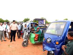 Karur: கவின்மிகு கரூர் தூய்மை காவலர்களுக்கு மின்கல வண்டி பரிசு - ஆட்சியர் வழங்கினார்