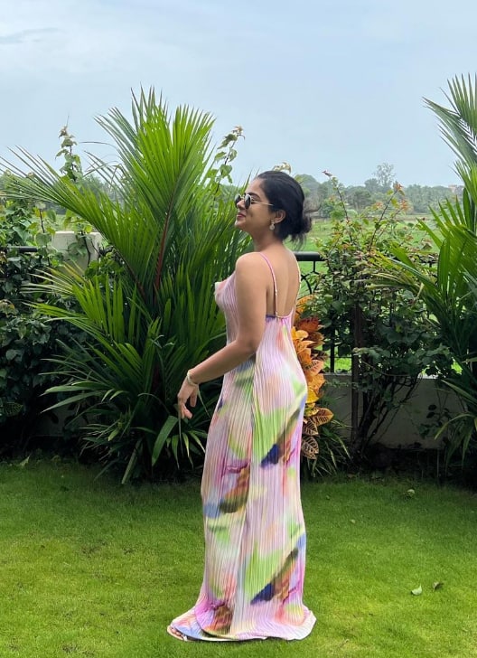 “ஹேய் மல்லிப்பூ வெச்சு வெச்சு வாடுதே அந்த வெள்ளி நிலா வந்து வந்து தேடுதே மச்சான் எப்போ வர போற மச்சான் எப்போ வர போற பத்து தல பாம்பா வந்து முத்தம் தர போற”