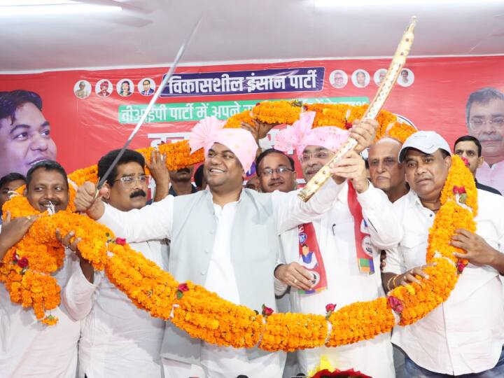 Bihar Politics: पूर्व IPS अधिकारी बीके सिंह VIP में शामिल, बताया क्यों ली पार्टी की सदस्यता, अब सहनी ने किया ये बड़ा दावा Bihar Politics: Former IPS Officer BK Singh Joins VIP Mukesh Sahani Gaves Big Statement Bihar Politics: पूर्व IPS अधिकारी बीके सिंह VIP में शामिल, बताया क्यों ली पार्टी की सदस्यता, अब सहनी ने किया ये बड़ा दावा