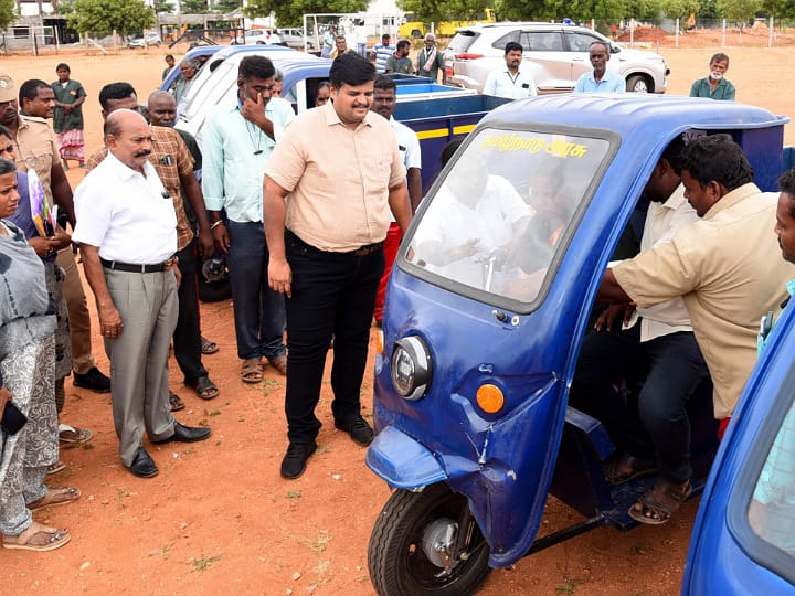 Karur: கவின்மிகு கரூர் தூய்மை காவலர்களுக்கு மின்கல வண்டி பரிசு - ஆட்சியர் வழங்கினார்