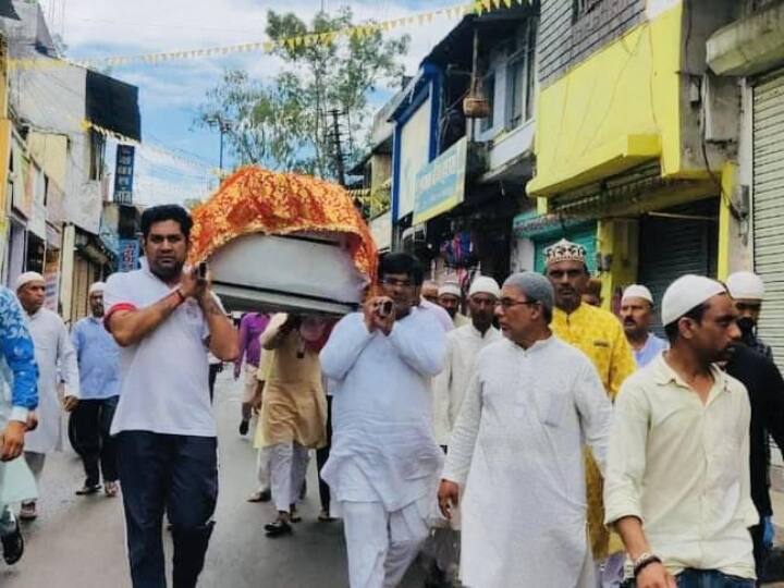 Manendragarh MLA Vinay Jaiswal gave shoulder to Muslim worker mother Chhattisgarh News Ann Chhattisgarh: मनेन्द्रगढ विधायक ने पेश की गंगा जमुनी तहजीब की मिसाल, मुस्लिम कार्यकर्ता की मां को दिया कांधा