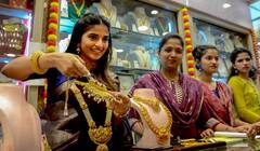Gold Price Today : শ্রাবণের প্রথম সোমবারে সোনা কিনে বেঁধে রাখুন সমৃদ্ধি, জেনে নিন দাম কত আজ