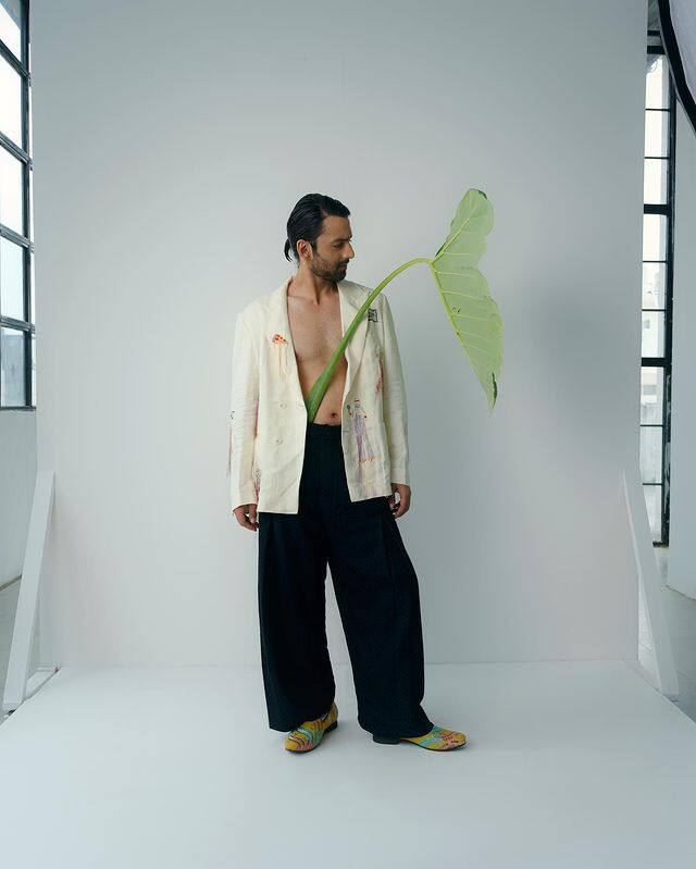 फोटोज़ में दिख रहा है कि हिमांश ने क्रीम कलर का कोट पहना है उसके साथ उन्होंने ब्लैक कलर का लोअर कैरी किया है.